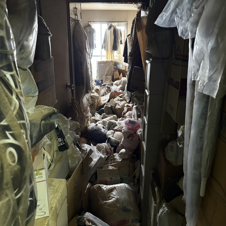 廊下のゴミ屋敷状態・作業前
